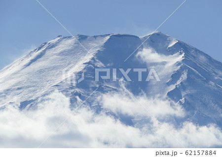 雲から顔出す富士山頂 雲から顔出す富士山頂 62157884