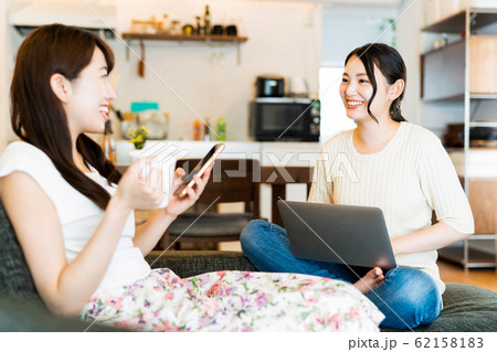 女性 若い女性 ルームシェア かわいい ライフスタイル カジュアル 女性 若い女性 ルームシェア かわいい ライフスタイル カジュアル 62158183
