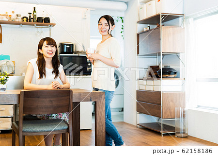 女性　若い女性　ルームシェア　かわいい　ライフスタイル　カジュアル 62158186