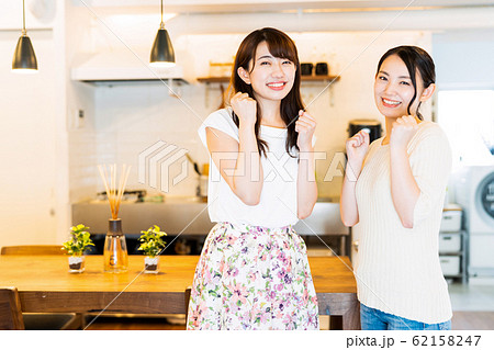 女性　若い女性　新生活　かわいい　ライフスタイル　カジュアル 62158247