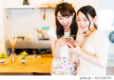 女性　若い女性　新生活　かわいい　ライフスタイル　カジュアル 62158259