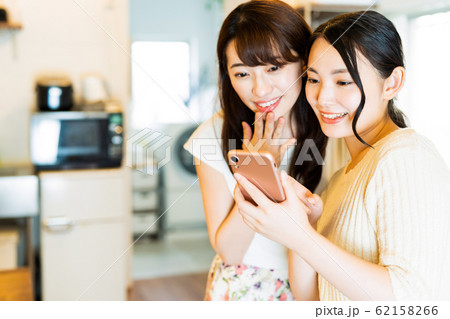 女性　若い女性　新生活　かわいい　ライフスタイル　カジュアル 62158266