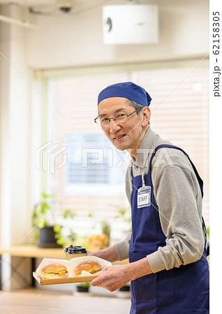 働くシニア男性　ネオシニア　 62158305