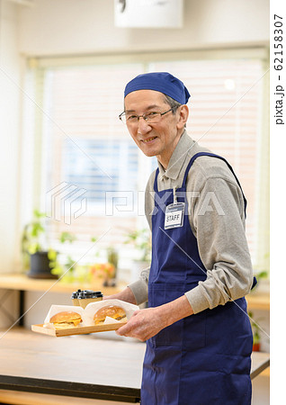働くシニア男性　ネオシニア　 62158307
