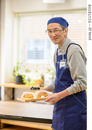 働くシニア男性　ネオシニア　 62158308