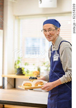 働くシニア男性　ネオシニア　 62158309