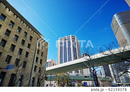 大阪 中之島 土佐堀通から見るビルと阪神高速 62159378
