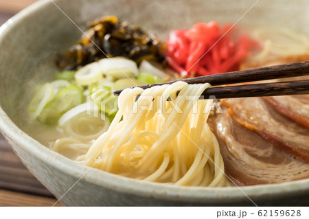 ほんわか湯気の立つ、熱々の豚骨ラーメンのアップ ほんわか湯気の立つ、熱々の豚骨ラーメンのアップ 62159628