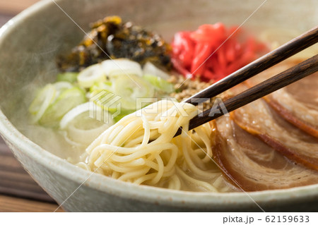 ほんわか湯気の立つ、熱々の豚骨ラーメンのアップ ほんわか湯気の立つ、熱々の豚骨ラーメンのアップ 62159633
