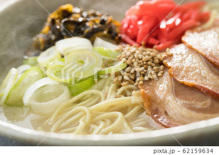 ほんわか湯気の立つ、熱々の豚骨ラーメンのアップ ほんわか湯気の立つ、熱々の豚骨ラーメンのアップ 62159634