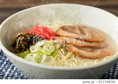 ほんわか湯気の立つ、熱々の豚骨ラーメンのアップ 62159638