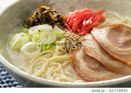 ほんわか湯気の立つ、熱々の豚骨ラーメンのアップ ほんわか湯気の立つ、熱々の豚骨ラーメンのアップ 62159640