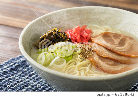ほんわか湯気の立つ、熱々の豚骨ラーメンのアップ ほんわか湯気の立つ、熱々の豚骨ラーメンのアップ 62159642