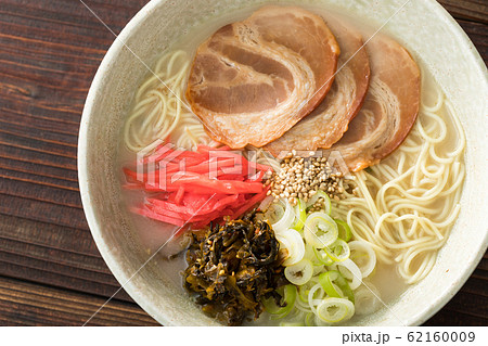 俯瞰撮影した、熱々の豚骨ラーメン 62160009