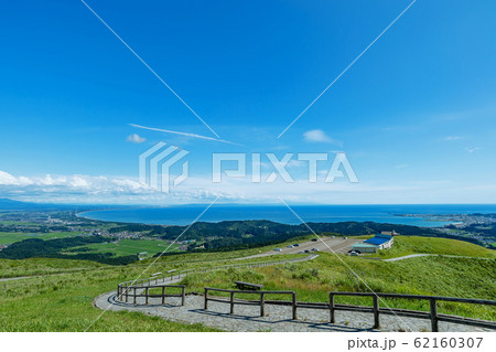 【秋田県男鹿半島】寒風山から見た八郎潟干拓地の水田と日本海 【秋田県男鹿半島】寒風山から見た八郎潟干拓地の水田と日本海 62160307