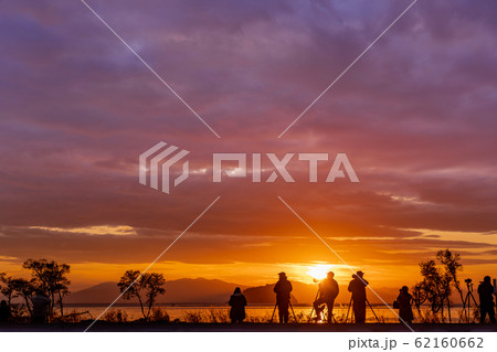 琵琶湖の夕景　湖北みずどりステーションの前で写真を撮る人々 62160662