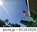 ハワイの空と国旗 62161024