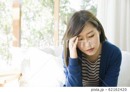 女性体調不良　頭痛　発熱　めまい 62162420