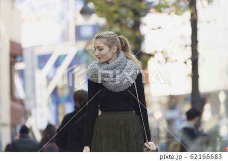 日本・東京を観光する女性 日本・東京を観光する女性 62166683