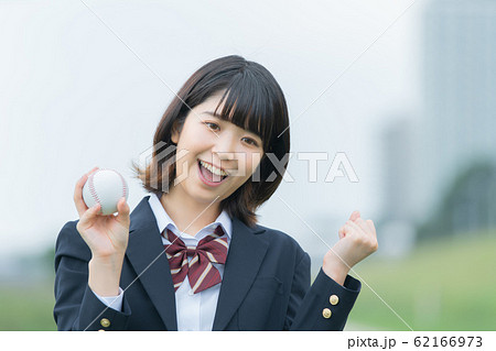 野球のボールを持つ女子高生 野球のボールを持つ女子高生 62166973