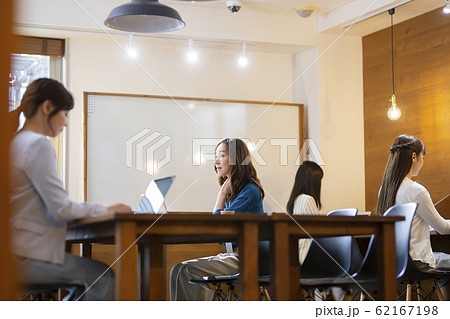 カジュアルオフィスで働く女性たち 62167198
