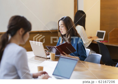 カジュアルオフィスで働く女性たち 62167206
