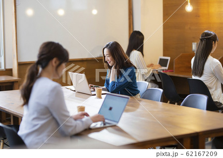 カジュアルオフィスで働く女性たち 62167209
