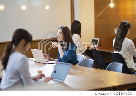 カジュアルオフィスで働く女性たち 62167210