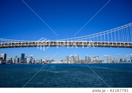 船から望む東京のビル群の景観 62167791