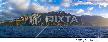 ナ・パリ・コーストのパノラマ絶景 ハワイ・カウアイ島の断崖海岸線 ナ・パリ・コーストのパノラマ絶景 ハワイ・カウアイ島の断崖海岸線 62168038