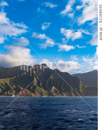 青空に映えるナ・パリ・コーストの山頂 ハワイ・カウアイ島 青空に映えるナ・パリ・コーストの山頂 ハワイ・カウアイ島 62168040