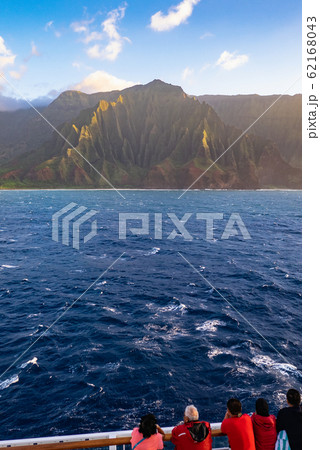 陽光に輝くナ・パリ・コーストと砂浜 ハワイ・カウアイ島の絶景 陽光に輝くナ・パリ・コーストと砂浜 ハワイ・カウアイ島の絶景 62168043