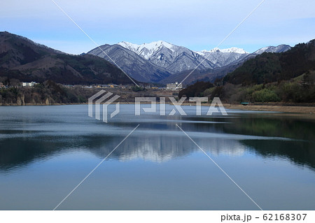 猿ヶ京温泉にある赤谷湖と雪山の風景 62168307