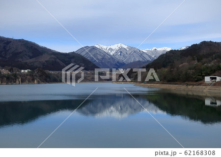 猿ヶ京温泉にある赤谷湖と雪山の風景 62168308