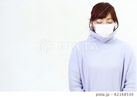 マスクをする女性 62168530