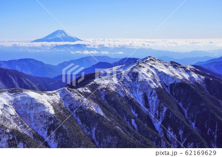 冬の塩見岳山頂からの富士山と蝙蝠岳(影) 62169629