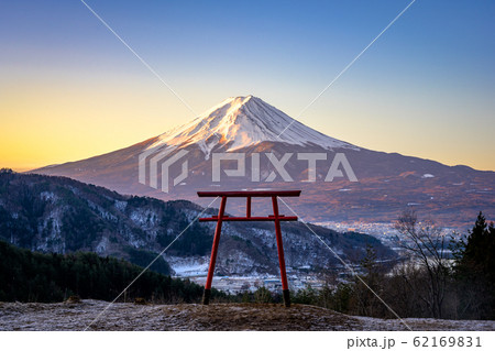 河口浅間神社 富士山と天空の鳥居 朝焼け 河口浅間神社 富士山と天空の鳥居 朝焼け 62169831