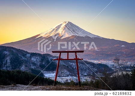 河口浅間神社 富士山と天空の鳥居 朝焼け 河口浅間神社 富士山と天空の鳥居 朝焼け 62169832