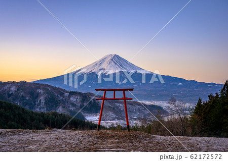 河口浅間神社　富士山と天空の鳥居　朝焼け 62172572