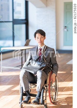 車椅子の男性 出勤シーン ビジネス 車椅子の男性 出勤シーン ビジネス 62175020