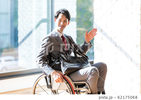 車椅子の男性 出勤シーン ビジネス 車椅子の男性 出勤シーン ビジネス 62175068
