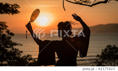 Silhouette of Japanese Geisha in kimono with fan 62175821