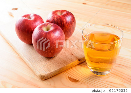 おいしそうなリンゴとリンゴジュース 62176032