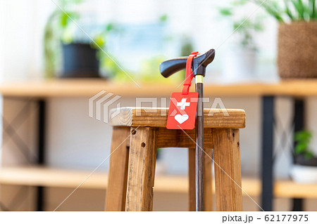 杖とヘルプマーク  62177975