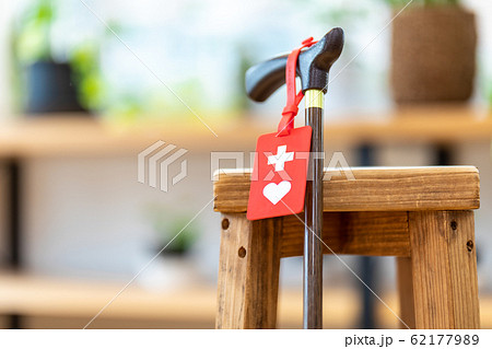 杖とヘルプマーク  62177989