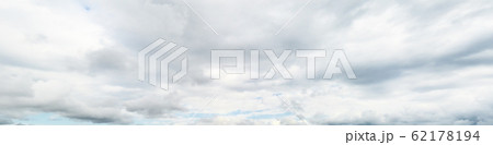 背景素材用の流れる雲のパノラマ風景 62178194