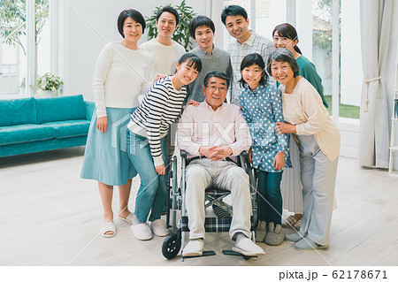 family 三世代 家族 車椅子 family 三世代 家族 車椅子 62178671