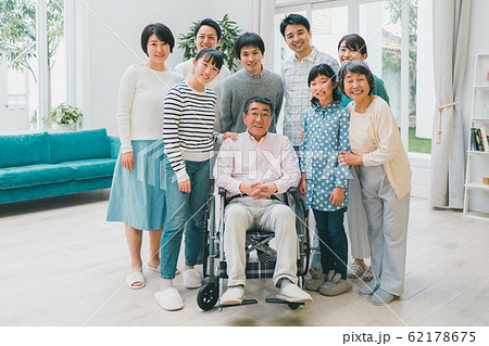 family　三世代　家族　車椅子 62178675