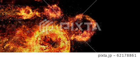 凄い速さで飛行する抽象的な複数の火の玉 凄い速さで飛行する抽象的な複数の火の玉 62178861