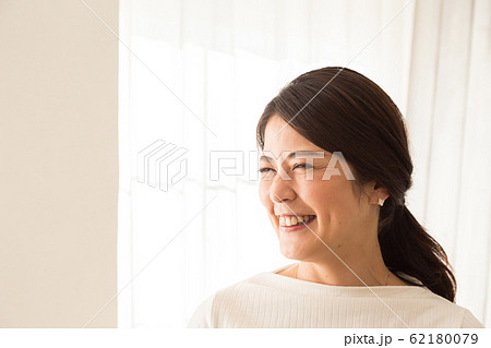 笑顔の女性 62180079